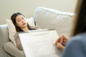 mujer con problemas de salud mental está consultando. el psiquiatra está registrando la condición del paciente para el tratamiento. aliento, problema de amor y familia, bipolar, paciente de depresión, proteger el suicidio foto