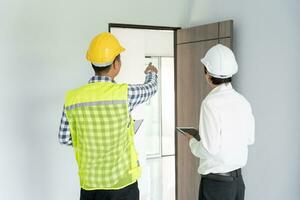 inspector ingeniero y propietario proyecto es inspeccionando construcción y calidad garantía nuevo casa. ingenieros o arquitectos o contactor trabajo a construir el casa antes de entrega eso terminado a el dueño de casa foto