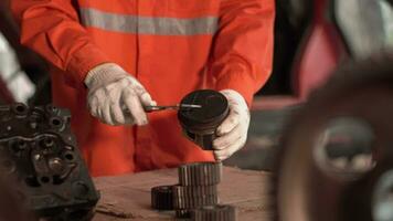 Asie mécanicien étant réparé le piston d'un interne la combustion moteur. travail dans une mécanique atelier. video