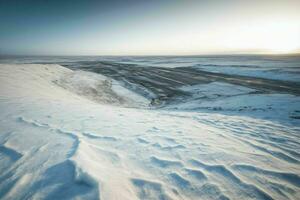 ai generado nieve cubierto paisaje desde encima foto