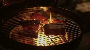 detailopname van wagyu rundvlees gegrild over- een houtskool grillen. video