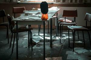 antiguo sillas con mesa en un abandonado fábrica foto