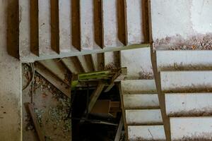 escalera en un construcción sitio con un ver desde encima foto