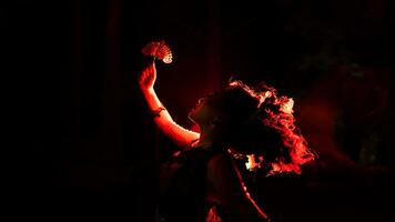 el silueta de un hembra bailarín participación joyería ese mira me gusta un reflexión reflejando en el oscuro ligero foto