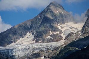 nieve montaña debajo azul cielo en el Gadmen, Suiza foto