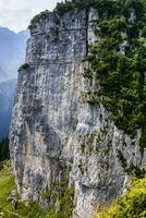 acantilados cubierto con arboles cerca ebenalp, Suiza foto