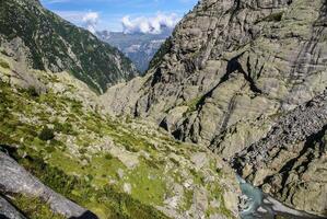 nieve montaña debajo azul cielo en el Gadmen, Suiza foto