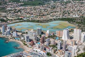 alto ángulo ver de el centro de deportes acuáticos en calpe alicante, España foto