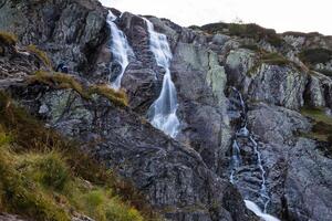 montaña cascada sikláwa en polaco tatra montañas. tatra nacional parque foto