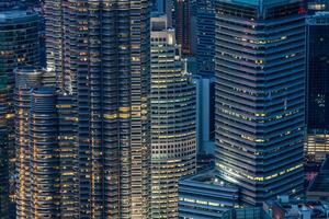 ciudad de kuala lumpur en la noche foto