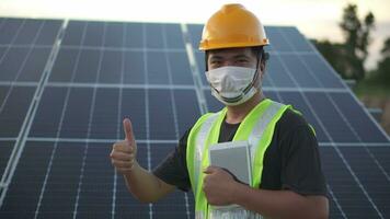 asiatisch Arbeiter mit Solar- Panel video