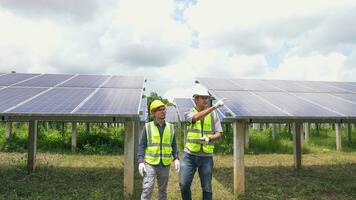 profesional asiático hombre ingeniero utilizando digital tableta mantener solar célula paneles juntos foto