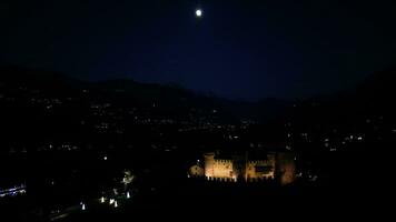 Fenis Schloss aosta Senke Italien voll Mond Nacht Antenne Schuss mit Drohne video