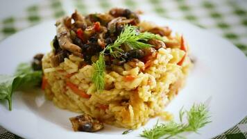 dieta pilaf con hongos y vegetales en un plato . video