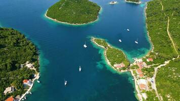 en bukt i mljet ö, kroatien. turist destination i de adriatisk hav. skön plats för sommar högtider och semestrar. båtar och yachter dockad i de bukt. video