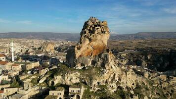 antenn Drönare se av de ortahisar slott i Kappadokien, Kalkon med de snö capped montera erciyes i de bakgrund. människor njuter de se från de topp av de slott. video