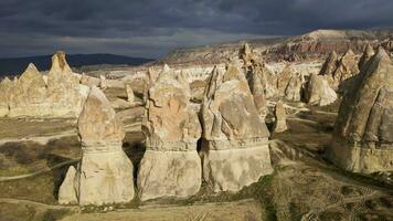 aérien drone vue de le Naturel beauté de le Rose rouge vallée dans cappadoce, Turquie. célèbre destination pour randonneurs à explorer le Roche des sites de cappadoce. video