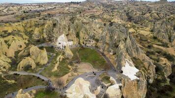 Visão do a Goreme aberto ar museu dentro Capadócia, peru. isto unesco mundo herança local é a essencial Pare em qualquer capadócio itinerário. turistas visitando a histórico local. video