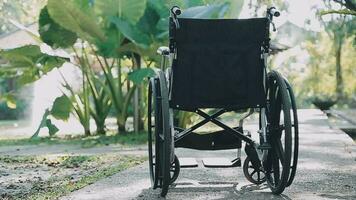 leeg rolstoelen voor patiënten geparkeerd in de ziekenhuis. video