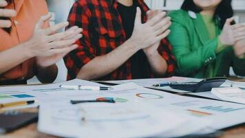 Geschäft Menschen klatschen Hände im Konferenz, feiern Erfolg und zeigen Unterstützung beim ein Ausbildung Seminar zum arbeiten. Nahansicht von Kollegen geben Beifall, Motivation und Anerkennung beim ein Werkstatt video