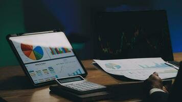 finanziell Analytiker Arbeiten auf ein Computer mit Multi-Monitor Arbeitsplatz mit Echtzeit Aktien, Waren und fremd Austausch Diagramme. Geschäftsmann funktioniert im Investition Bank Stadt Büro beim Nacht. video