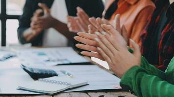 Geschäft Menschen klatschen Hände im Konferenz, feiern Erfolg und zeigen Unterstützung beim ein Ausbildung Seminar zum arbeiten. Nahansicht von Kollegen geben Beifall, Motivation und Anerkennung beim ein Werkstatt video