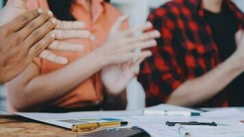 o negócio pessoas palmas mãos dentro conferência, a comemorar sucesso e mostrando Apoio, suporte às uma Treinamento seminário para trabalhar. fechar-se do colegas dando aplausos, motivação e apreciação às uma oficina video