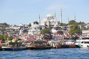 Turquía Estanbul 23 julio 2023. barco pescado restaurante a galata puente eminonu dorado cuerno Estanbul foto