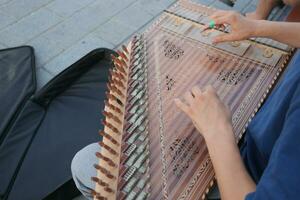 manos de músico jugando en címbalo o dulcimer, foto