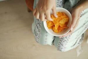 parte superior ver de mujer comiendo patata papas fritas. foto