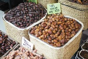 Exhibición de muchas frutas de fecha para la venta en el mercado local. foto