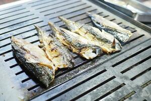 horneando y asado pescado en parilla parrilla. foto