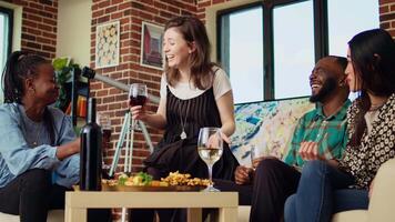 femme récit divertissant récit à appartement fête invités pendant fin de semaine rassemblement, bavardage à propos ennuyeux ami. groupe de gens écoute à marrant conte de hôte tandis que en buvant du vin video