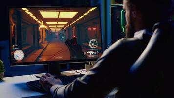 Mens in donker leven kamer spelen innemend video spellen Aan gaming pc Bij computer bureau, chillen na werk. gamer strijden tegen vijanden in online multiplayer schutter, het schieten hen met lasers