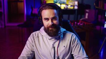 Streamer Gruß Publikum, filmen Lernprogramm auf Wie zu Niederlage Feinde im Multiplayer Spiel, Zoomen aus Schuss. schließen oben auf Fachmann Spieler spielen Videospiel, Lehren Fans Esport Strategien video