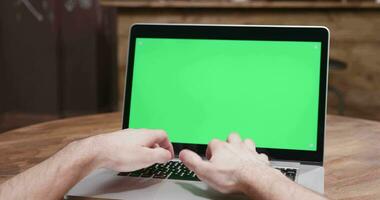 pOV parallax antal fot av manlig händer skriver snabb på en dator med grön skärm i en årgång interiör video