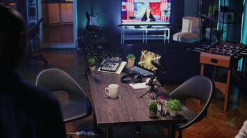 innehåll skapare anländer i studio, redo till använda sig av hög tech mikrofon för uppkopplad visa på live streaming kanal. man och kvinna startande podcasting session med professionell strömning ljud redskap video