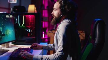 arg gamer rasande i frustration efter förlorande nivå medan spelar rymdskepp TV-spel. upprörd spelare rasande slå tabell, få flygande rymdskepp förstörd i spel, tar emot spel över meddelande video