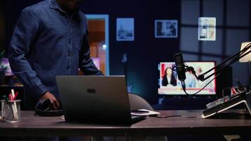 retrato de africano americano hombre comenzando En Vivo transmitir en transmisión plataforma, saludo espectadores alegre Internet estrella llegando en estudio, Listo a crear contenido para su audiencia video