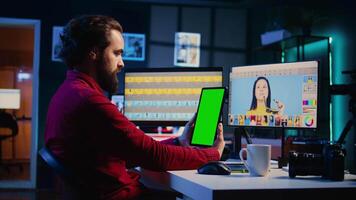 photographe en train de regarder Didacticiel sur maquette tablette à apprendre Comment à professionnellement améliorer images qualité. photo éditeur Suivant vidéo guider sur chrominance clé dispositif à propos en utilisant retouche Logiciel video