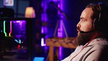 infastidito uomo urlando dopo perdente mentre giocando in linea multiplayer navicella spaziale video gioco, frustrato di inutile compagne di squadra. gamer furioso dopo ricevente gioco al di sopra di Messaggio, irritato con novizio amici