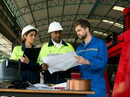 labor empleado persona personas humano hembra masculino mujer hombre hablar hablar discusión presentación sitio proyecto fabricación tecnología artificial inteligencia gerente supervisor industria capataz trabajo en equipo foto