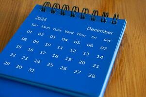 diciembre 2024 mesa calendario en de madera escritorio. hora y calendario concepto foto