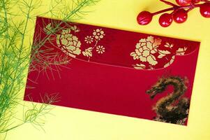 parte superior ver de chino nuevo año rojo paquete con dorado continuar. chino nuevo año celebraciones foto