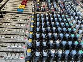 mezclador control. música ingeniero. entre bastidores control S en un audio mezclador, sonido mezclador. profesional audio mezcla consola con luces, botones, faders y deslizadores sonido cheque para concierto. foto