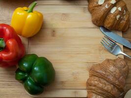 vegetal Fruta campana pimienta orgánico ingrediente comida crudo sano Cocinando cocina Fresco vegetariano comida dieta de madera blanco vacío natural tomate sano cuidado vegano cena el cortar cebolla estilo de vida rebanada foto