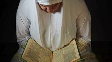 giovane musulmano donna nel bianca preghiera Abiti e foulard video