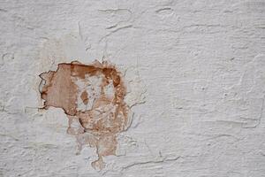 exterior hormigón blanco pared textura con peladura y grieta marrón pintura rota áspero cemento superficie, gris edificio pared con agrietamiento yeso foto