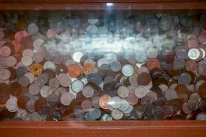 de cerca y cosecha un un montón de japonés moneda monedas en de madera donación gabinete en un santuario. foto