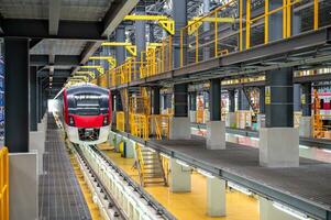 rojo eléctrico tren estacionado en el deposito foto